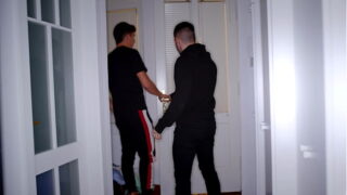 18-jähriges Mädchen möchte die Milch in ihrem Hals spüren. Rubi Vergara