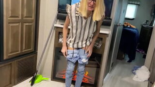 Die magere Becky zieht sich aus und zeigt ihre haarige Muschi