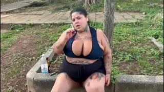 Freche BBW raucht im Freien – Mary Jhuana