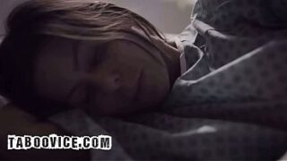 Zwei MILFs haben einen Dreier mit dem Krankenhauspersonal