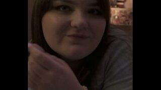 SH Ein schlampiger Blowjob endet mit einem Samenerguss im Mund einer alleinstehenden BBW MILF