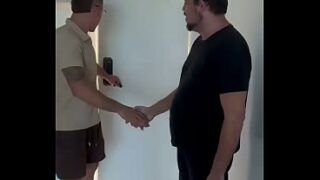 Der gehörnte Ehemann rief den Mann an, der seine Frau geschwängert hatte, und er vögelte sie erneut!